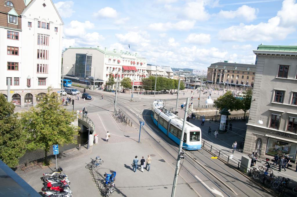 Hotel Pigalle Gothenburg Ngoại thất bức ảnh The tram at the central station