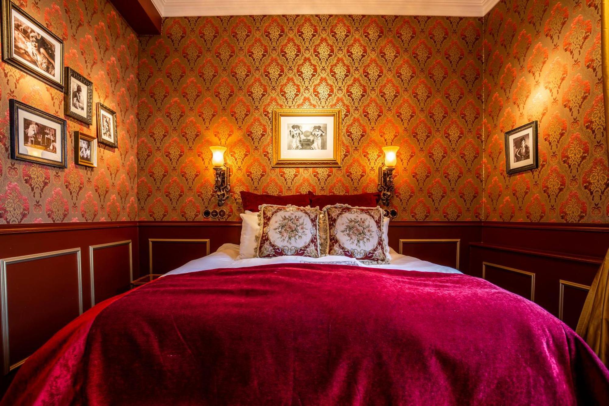 Hotel Pigalle Gothenburg Ngoại thất bức ảnh A bedroom at the hotel