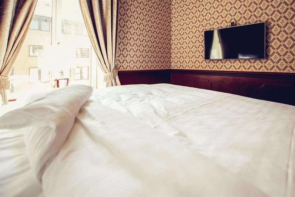 Hotel Pigalle Gothenburg Ngoại thất bức ảnh A bed