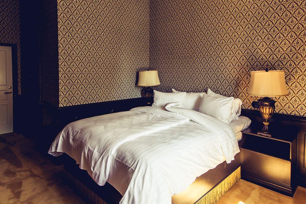 Hotel Pigalle Gothenburg Ngoại thất bức ảnh A bed with a duvet