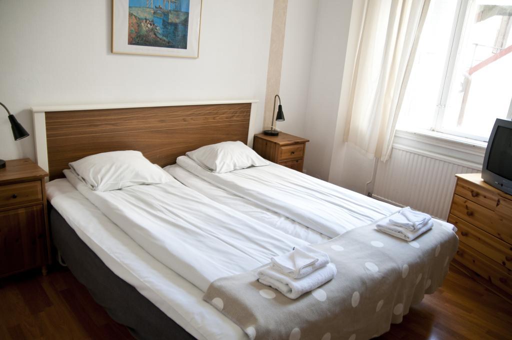 Hotel Pigalle Gothenburg Phòng bức ảnh A bed with a mattress and a duvet