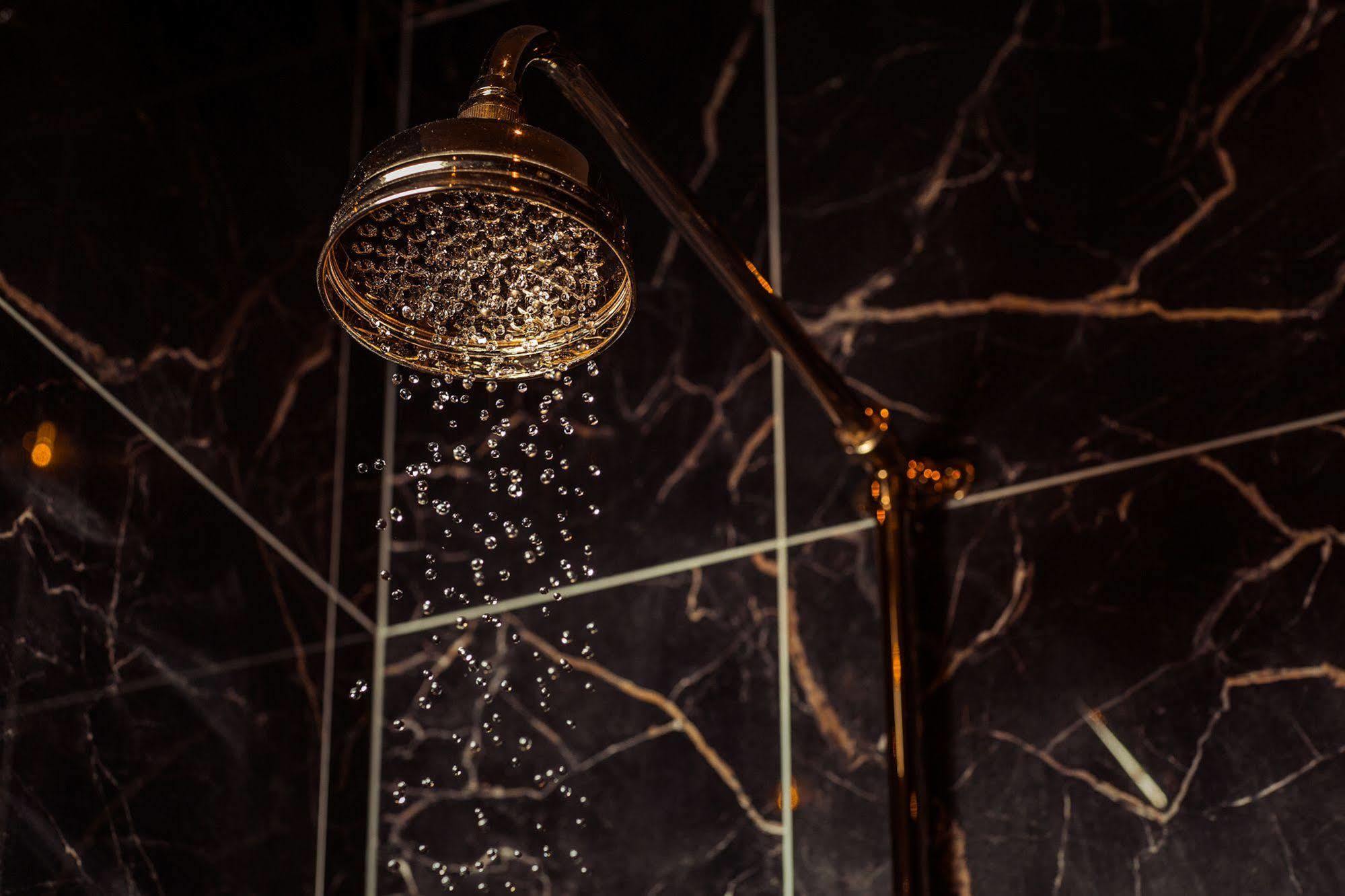 Hotel Pigalle Gothenburg Ngoại thất bức ảnh Showering